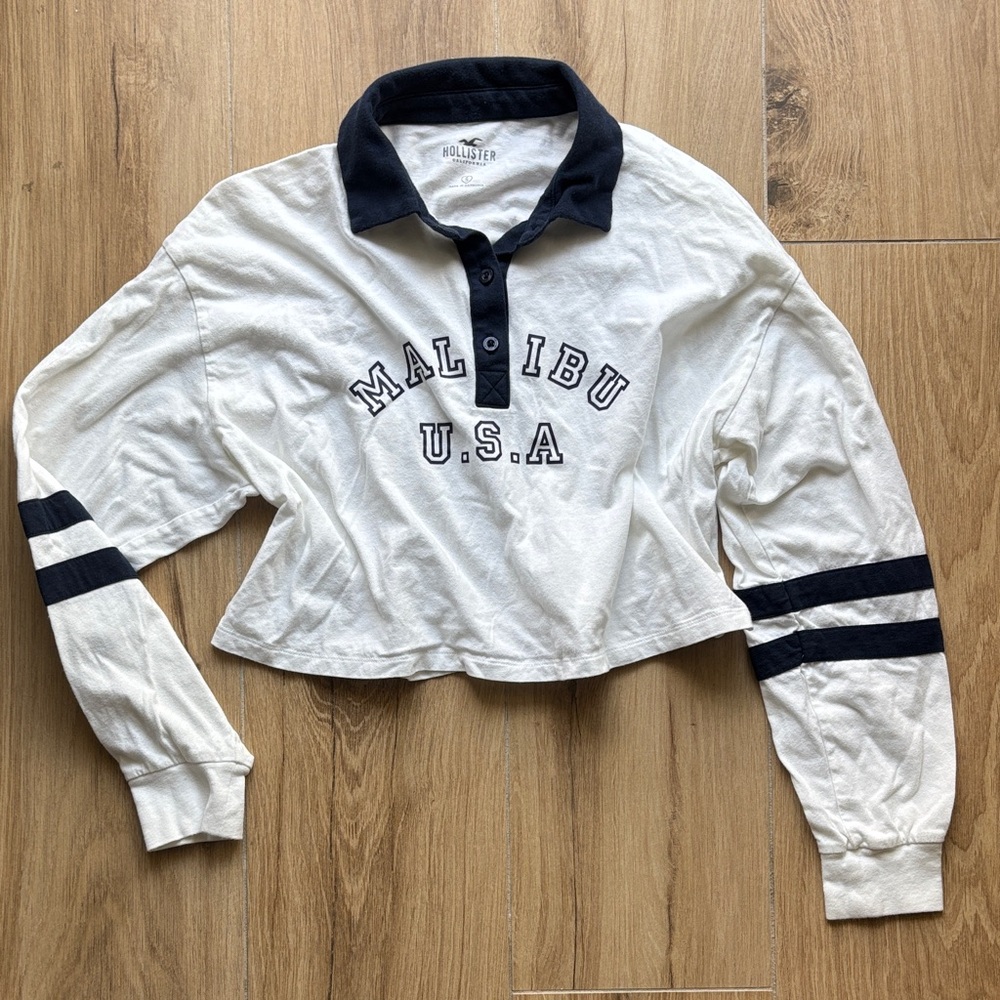 Hollister Women’s White Cropped Malibu Graphic Top with Navy Trim